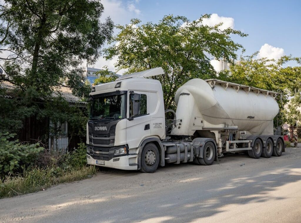 kleurplaat vrachtwagen scania v8